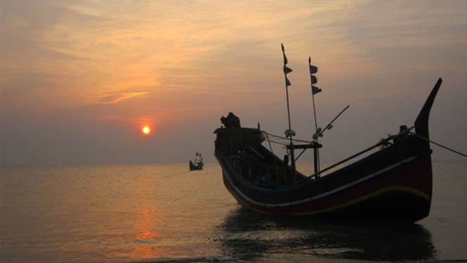 দিগন্ত জুড়ে রঙিন ছোঁয়া ‘কাট্টলী সী বিচ’