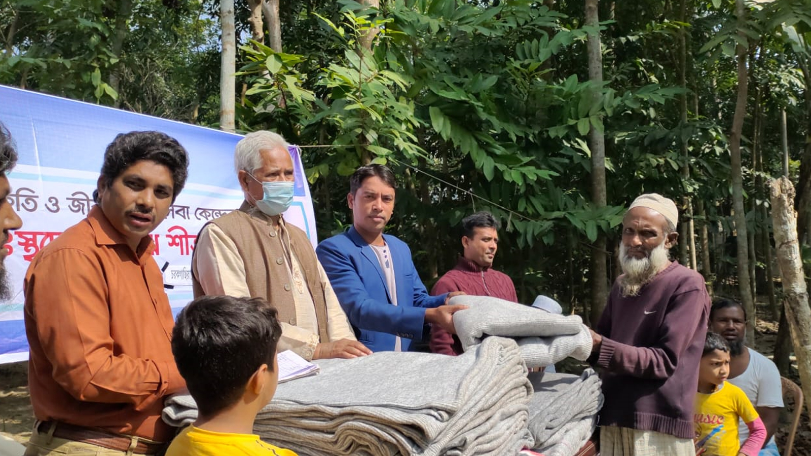 বরগুনায় অসহায়দের মাঝে শীতবস্ত্র বিতরণ  