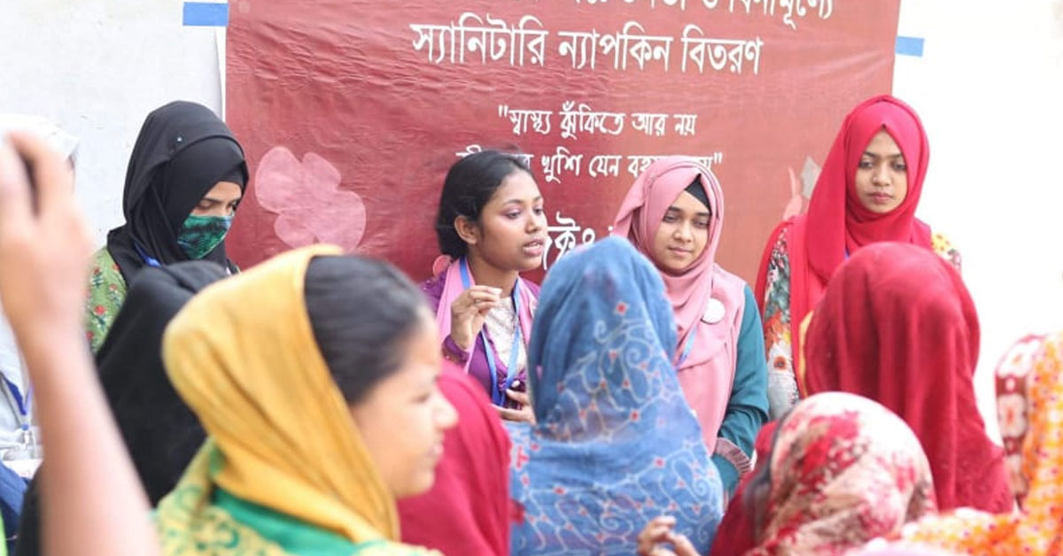 নারী দিবস উপলক্ষে আইওয়াইসিএম -এর স্যানিটারি ন্যাপকিন বিতরণ