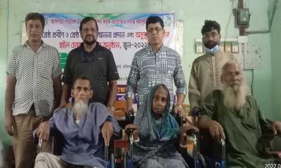 ভালুকায় অসুস্থ্য প্রবীণদের মাঝে হুইল চেয়ার বিতরণ