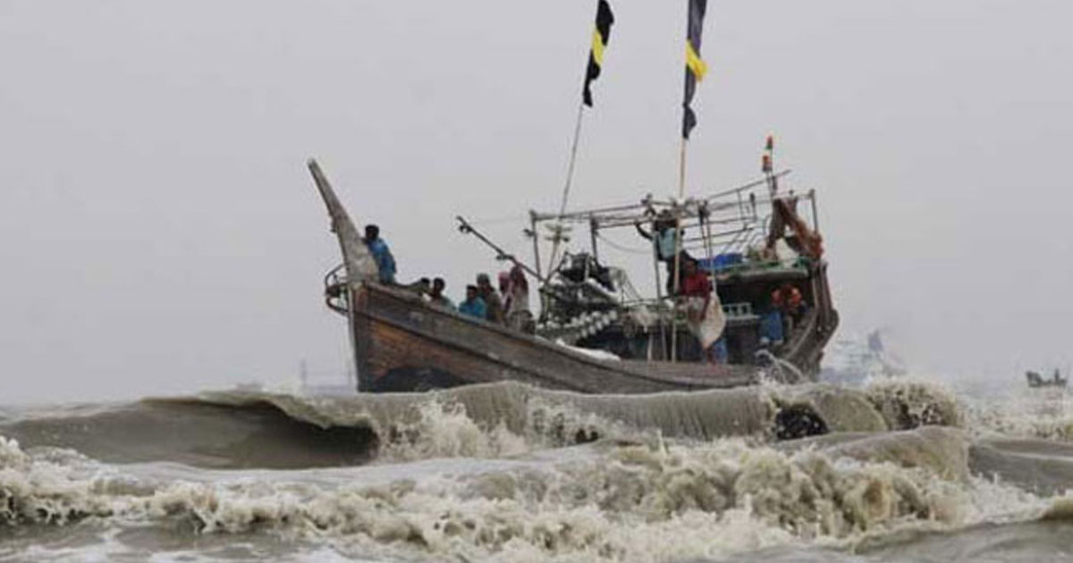 উত্তাল সাগরে ৪০০ জেলে নিখোঁজ