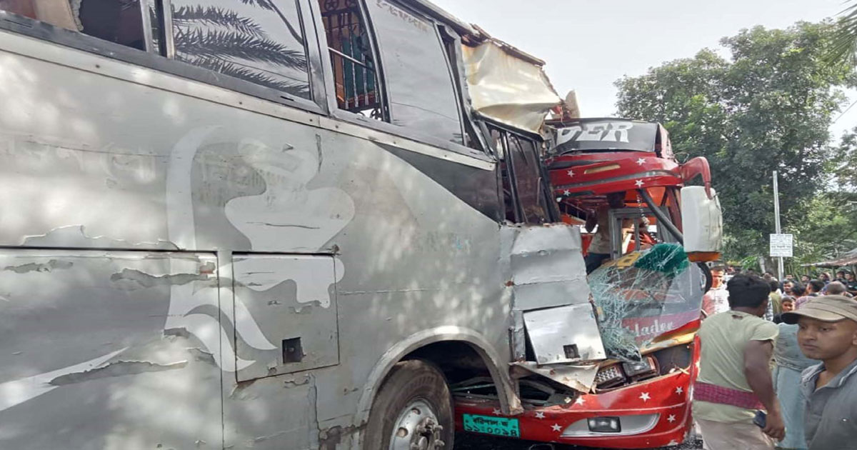 বরিশালে দুই বাসের মুখোমুখি সংঘর্ষ, আহত ৩০