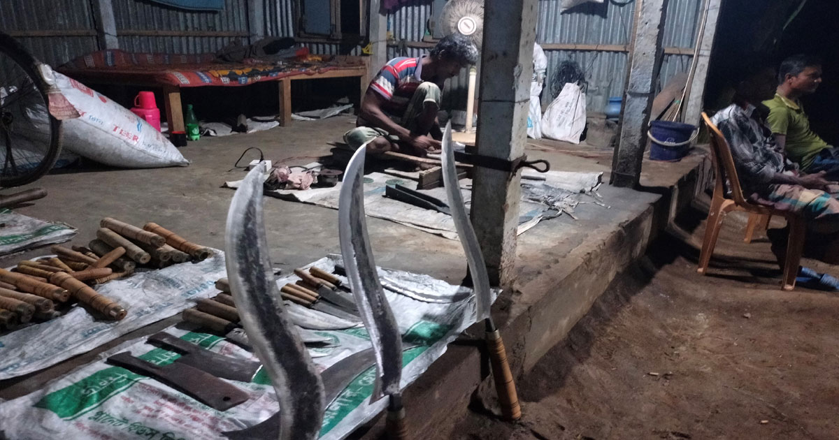 লোহার সরঞ্জাম শান দিতে ব্যস্ত ভূঞাপুরের কামাররা