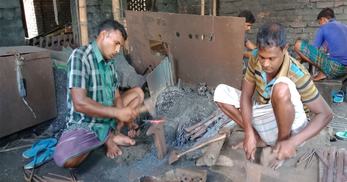 রাজারহাটে ব্যস্ত সময় কাটাচ্ছে কামাররা