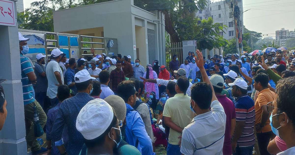 ছয় দফা দাবিতে কর্ম কমিশনের গেট অবরোধ