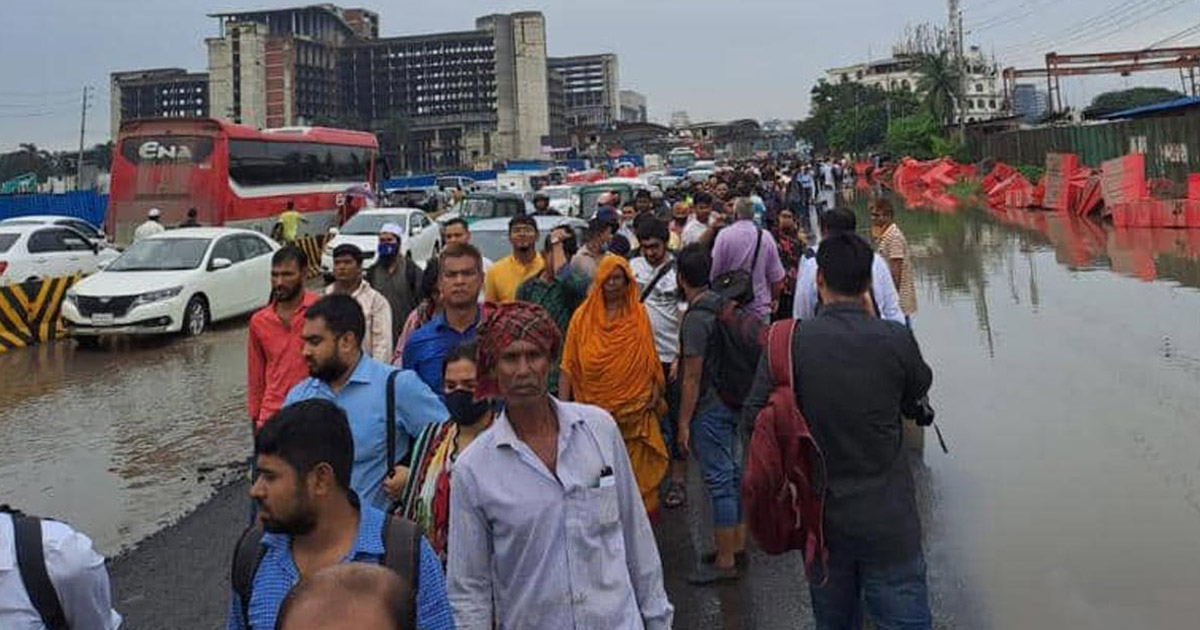 শ্যালোমেশিনে সরানো হয় সড়কের পানি