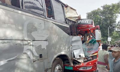 বরিশালে দুই বাসের মুখোমুখি সংঘর্ষ, আহত ৩০