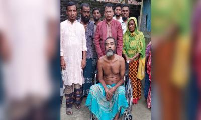 প্রধানমন্ত্রীর জন্মদিন উপলক্ষে যুবলীগ নেতার হুইল চেয়ার উপহার