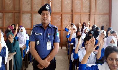 সচেতনতা সৃষ্টিতে শ্রেনীকক্ষে ওসি শরীফ আহমেদ