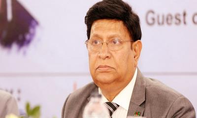 এক মোমেনে বিব্রত সরকার
