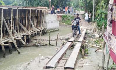 শ্রেণিকক্ষে সেতু নির্মাণ সামগ্রী, যাতায়াতের বিকল্প ব্যবস্থা না থাকায় ভোগান্তি