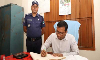 দামুড়হুদার দলিয়ারপুর ও ভগিরথপুর ক্যাম্পে এসপির আকস্মিক পরিদর্শন