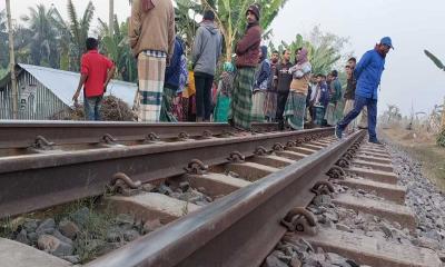 বাগাতিপাড়ায় ট্রেনের ধাক্কায় যুবক নিহত