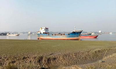 মোংলা বন্দরে নৌযান শ্রমিকদের কর্মবিরতি চলছে