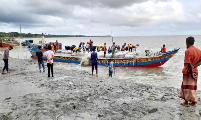 রামগতিতে মেঘনার ভাঙন থেকে সড়ক রক্ষায় বস্তা ডাম্পিং