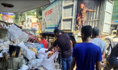 টাঙ্গাইলে কুরিয়ার সার্ভিসের কাভার্ডভ্যানে আগুন