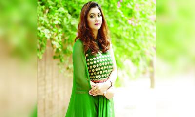 গানে গানেই ব্যস্ত দোলা