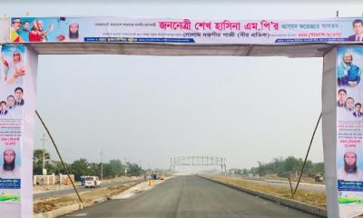 প্রধানমন্ত্রীকে স্বাগত জানাতে বাণিজ্য মেলা জুড়ে পোস্টার-ব্যানার-ফেস্টুন