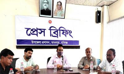 মাধবপুরে আশ্রয়নের ঘর হস্তান্তরে ইউএনও‍‍`র প্রেসব্রিফিং