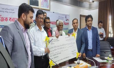 নোয়াখালীতে সামাজিক বনায়নের চেক পেলেন ৪০ উপকারভোগী