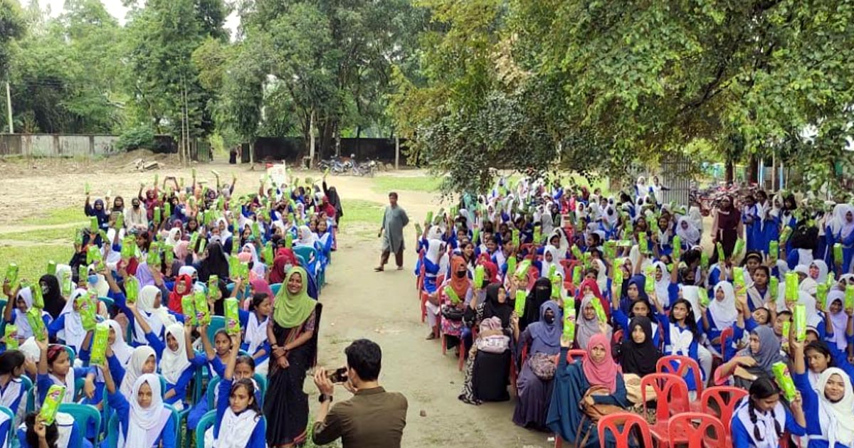 তেঁতুলিয়ায় শিশুস্বর্গের উদ্যোগে স্যানিটারি প্যাড বিতরণ