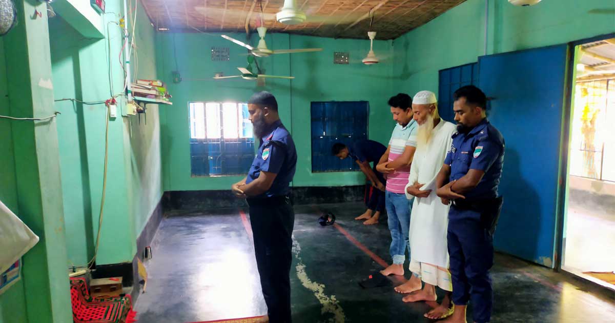 কুষ্টিয়ার চরপাড়া গ্রাম মানুষ শূণ্য, মসজিদের ইমামতি করছেন পুলিশ