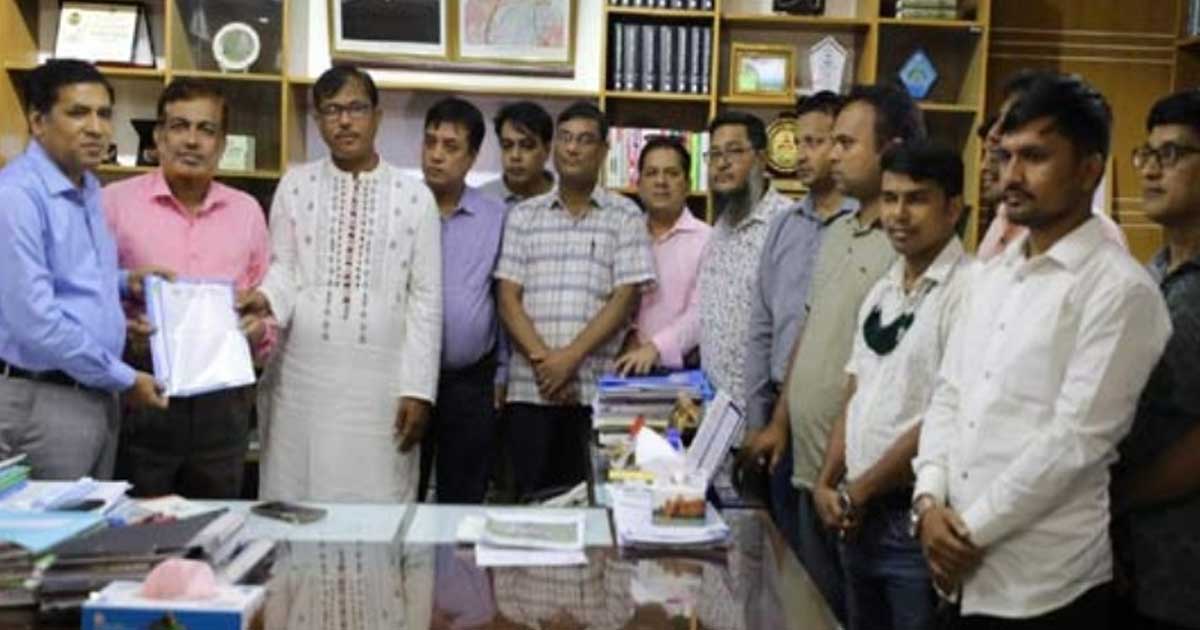 আদালতে সাংবাদিকদের ওপর হামলায় আইনমন্ত্রী বরাবর স্মারকলিপি