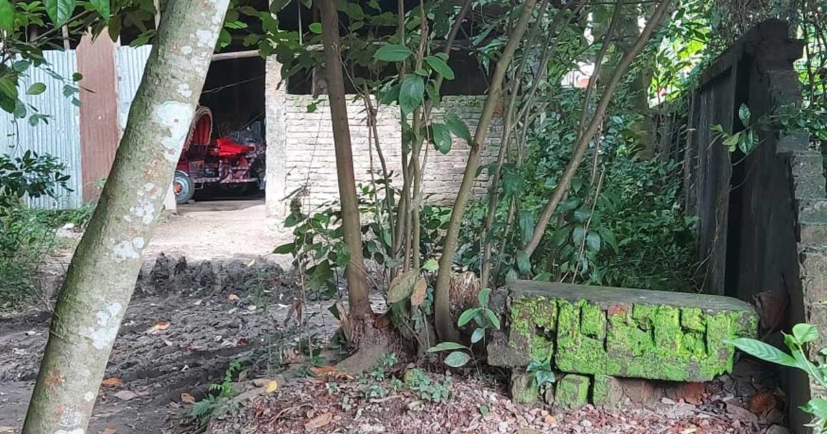 স্বাস্থ্যকেন্দ্রের সীমানা প্রাচীর ভেঙে চলছে চার্জের ব্যবসা