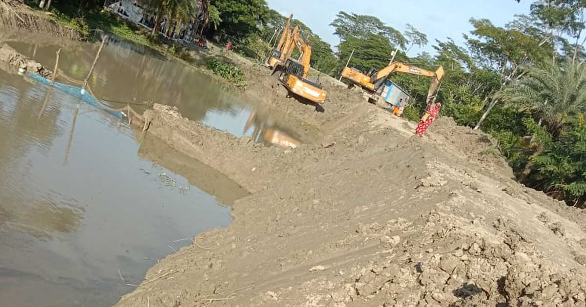বালু দিয়ে বেড়ীবাঁধ নির্মাণ!