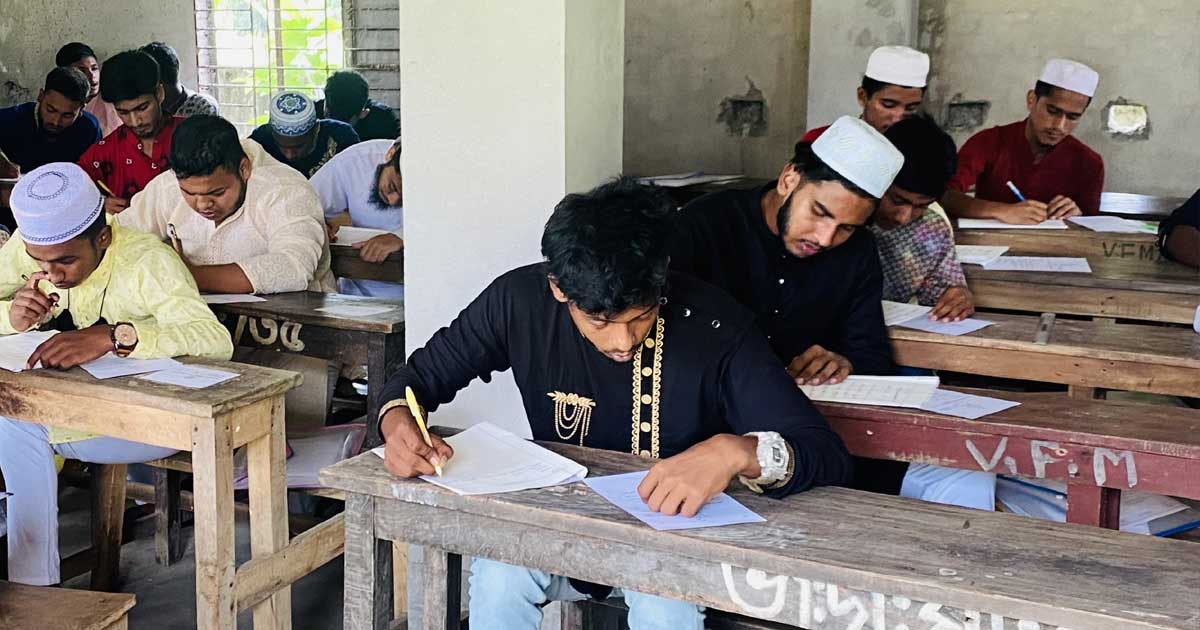 বাড়িতে বাবার লাশ রেখে পরিক্ষার হলে ছেলে