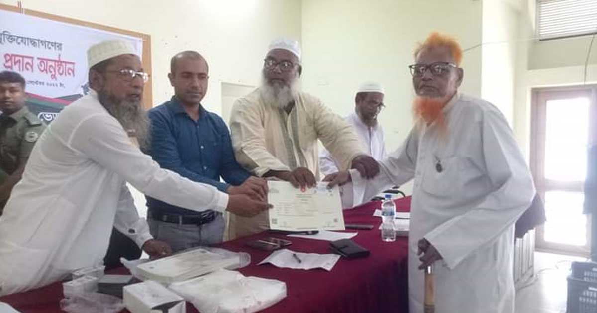 ভেড়ামারায় বীর মুক্তিযোদ্ধাদের মাঝে স্মার্ট কার্ড বিতরণ