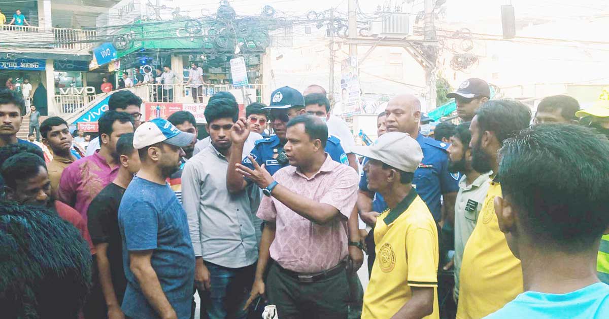 কুমিল্লা সিটি কর্পোরেশনের উদ্যোগে ফুটপাত উচ্ছেদ অভিযান