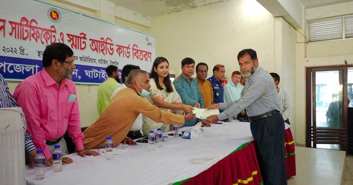 ঘাটাইলে মুক্তিযোদ্ধাদের ডিজিটাল সনদ ও স্মার্ট আইডি কার্ড বিতরণ