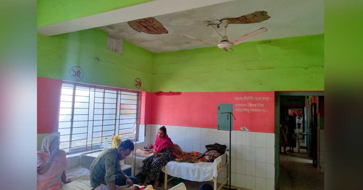 কালীগঞ্জ উপজেলা স্বাস্থ্য কমপ্লেক্সে পলেস্তারা খসে পড়ে আহত ৩