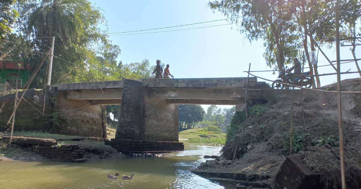 ঝুঁকি নিয়ে ব্রিজ পারাপার