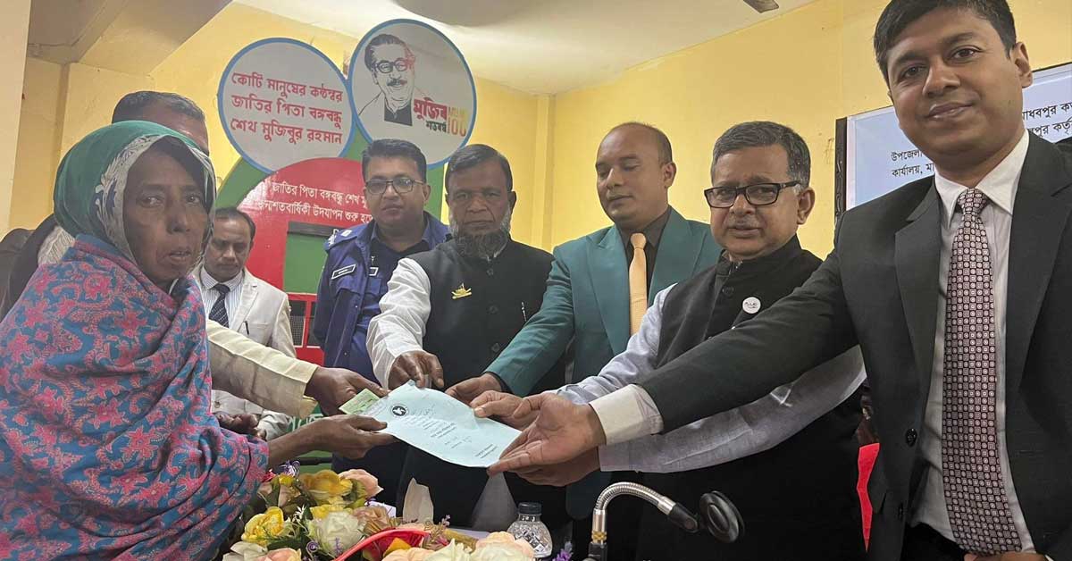 মাধবপুরে কৃষি যন্ত্রপাতি, ভাতা ও আয় বর্ধক প্রকল্পের চেক বিতরণ