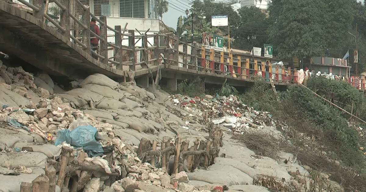 নেত্রকোনায় শহর রক্ষা বাঁধে ভাঙন