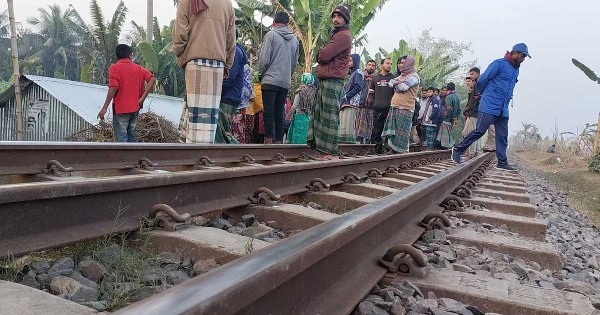 বাগাতিপাড়ায় ট্রেনের ধাক্কায় যুবক নিহত