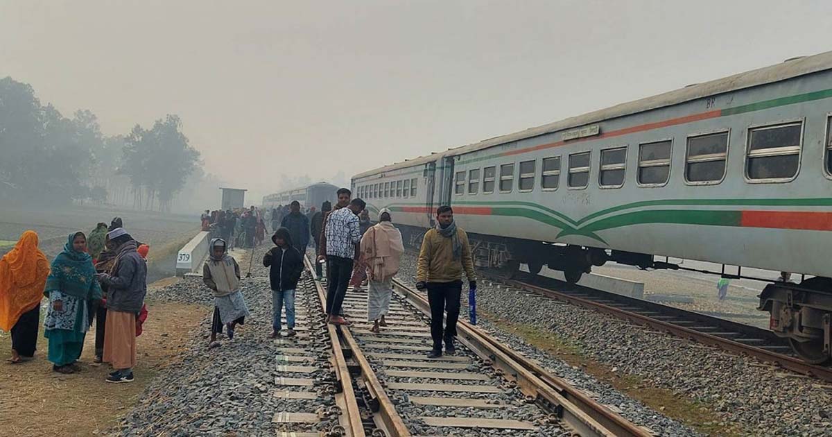 ৪ ঘণ্টা পর চিলাহাটি-ঢাকা রুটে ট্রেন চলাচল স্বাভাবিক