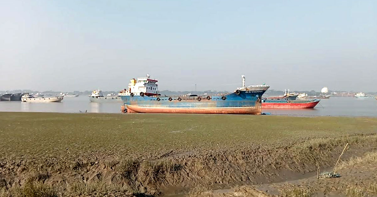 মোংলা বন্দরে নৌযান শ্রমিকদের কর্মবিরতি চলছে