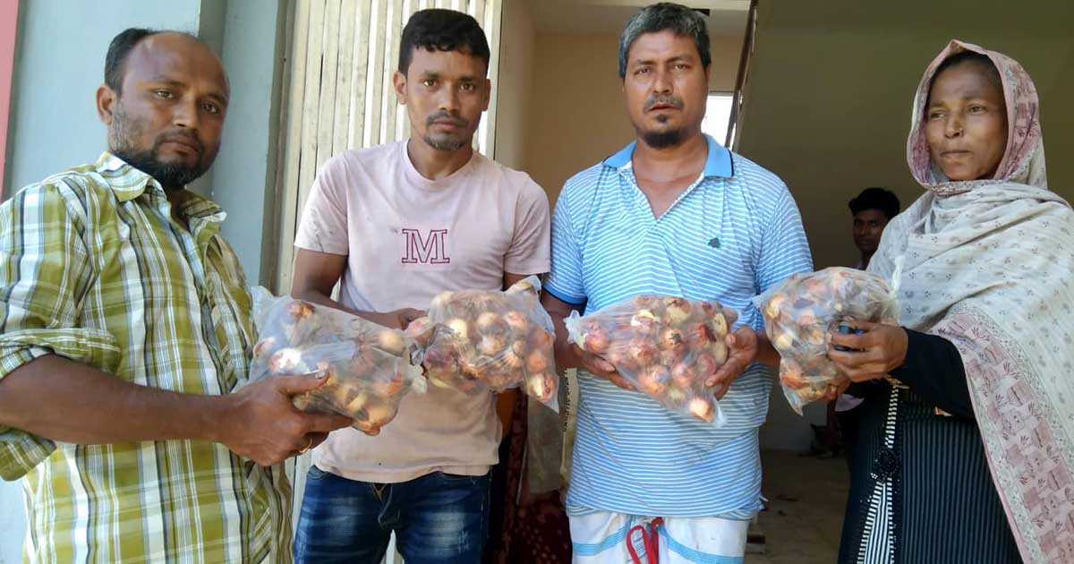 টিসিবির পণ্যে পচা পেঁয়াজ, উপকারভোগীদের ক্ষোভ