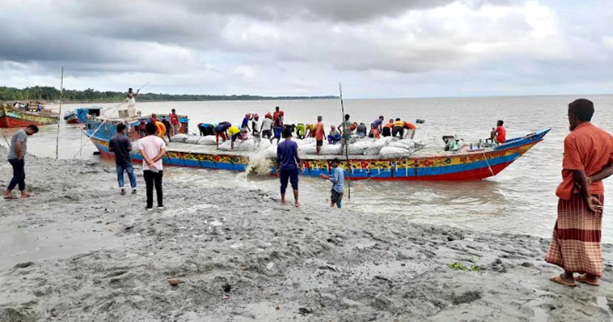 রামগতিতে মেঘনার ভাঙন থেকে সড়ক রক্ষায় বস্তা ডাম্পিং