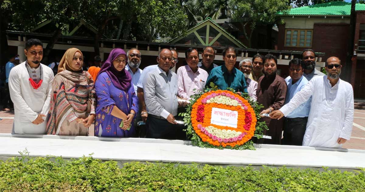 বঙ্গবন্ধুর সমাধিতে ফারইস্ট ইন্টারন্যাশনাল ইউনিভার্সিটি উপাচার্যের শ্রদ্ধা