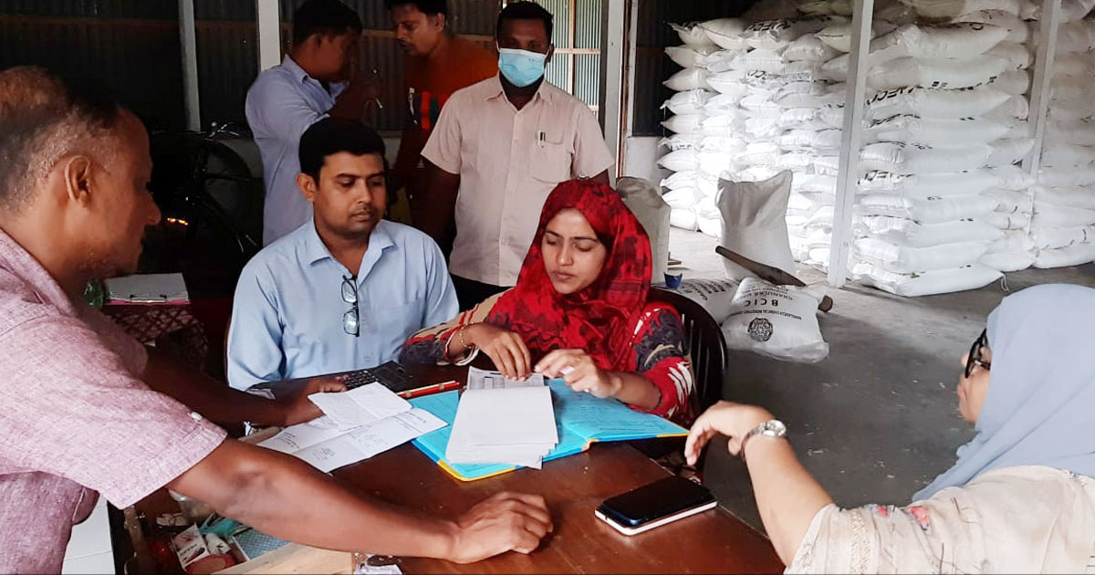 কাউনিয়ায় সারের দাম বেশি নেয়ায় ২ ডিলারকে জরিমানা