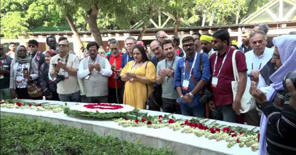 টুঙ্গিপাড়ায় বঙ্গবন্ধুর সমাধিতে ১১৪ দেশের চিত্রশিল্পীর শ্রদ্ধা