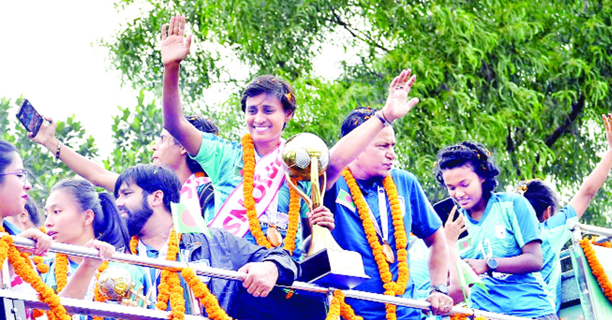 সাবিনাদের রাজসিক সংবর্ধনা