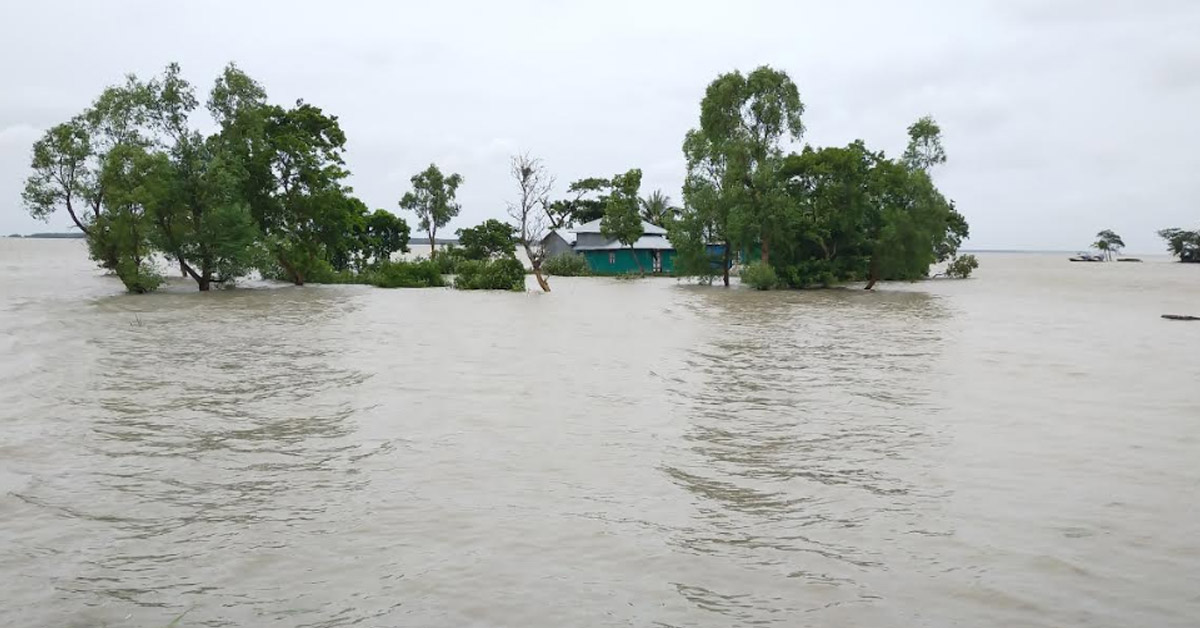 মনপুরায় ৫-৬ ফুট জোয়ারে প্লাবিত ১০ গ্রাম, পানিবন্দি ২০ হাজার মানুষ