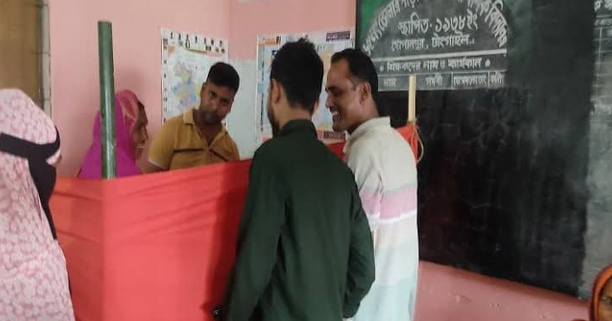 ভোটের গোপন বুথে ইসির ক্যামেরা ও মৌলিক অধিকারে ছুরিকাঘাত