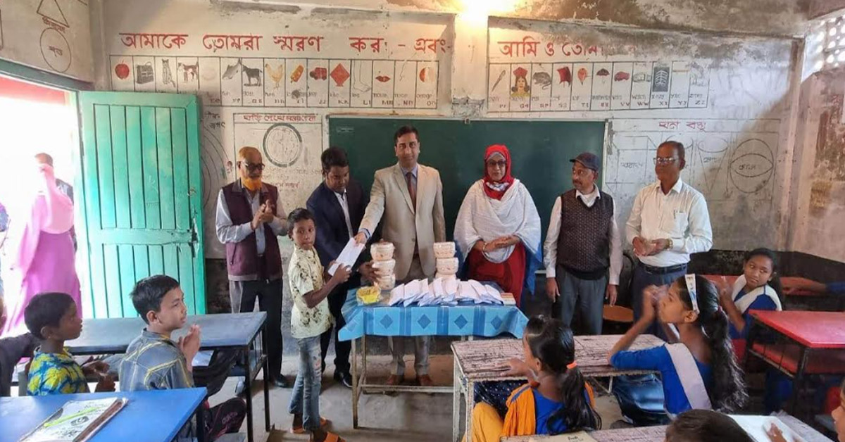 গৌরীপুরে শিক্ষার্থীদের মাঝে হাইজিন সামগ্রী বিতরণ