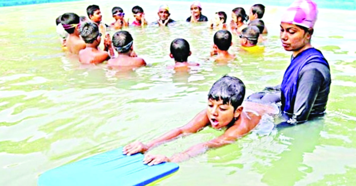 ৩.৫ লাখ শিশুকে সাঁতার শেখাবে সরকার